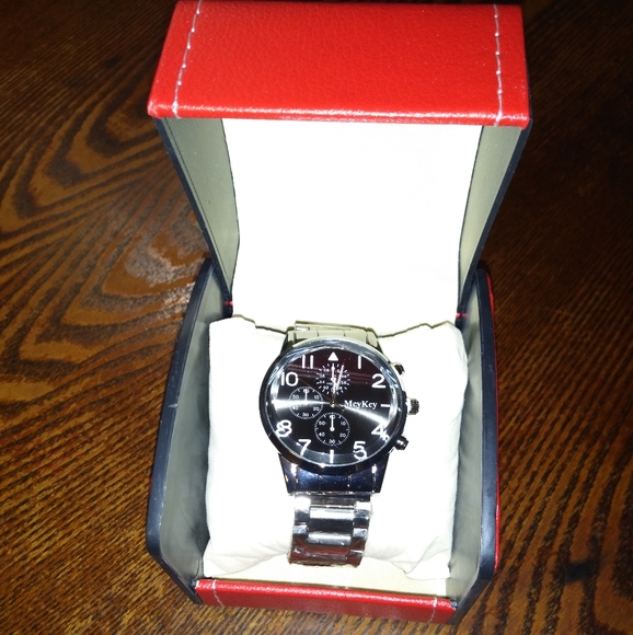 Beautiful New silver Stainless steel big face watch with a beautiful custom box - Picture 2 of 4